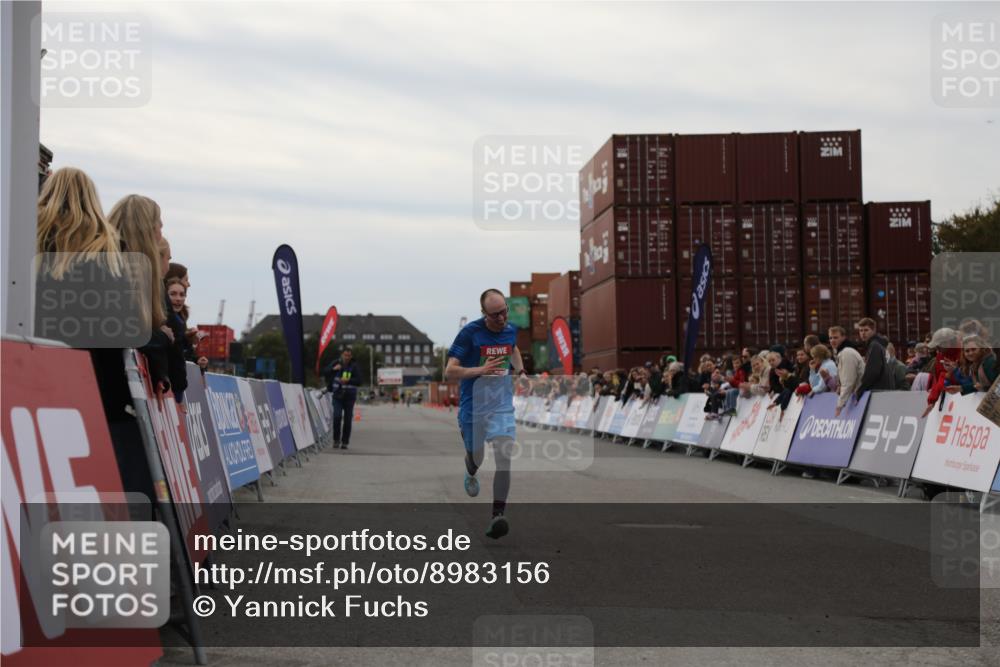 03.10.2025 - Köhlbrandbrückenlauf Yannick Fuchs http://msf.ph/oto/8983156 03.10.2025 15:50:49 Ziel 7065 meine-sportfotos.de