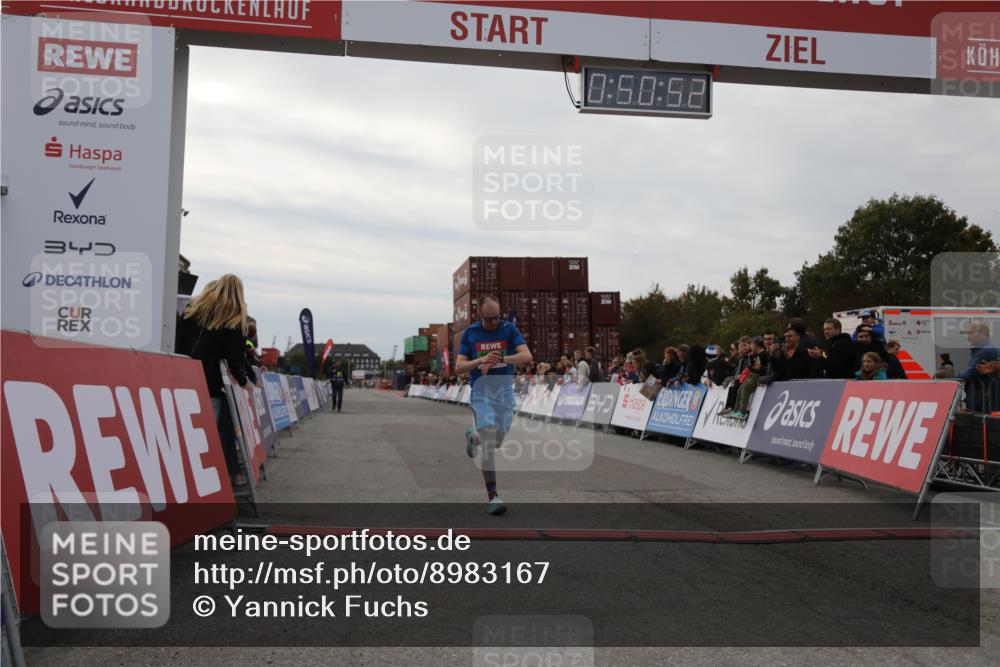 03.10.2025 - Köhlbrandbrückenlauf Yannick Fuchs http://msf.ph/oto/8983167 03.10.2025 15:50:50 Ziel 7065 meine-sportfotos.de