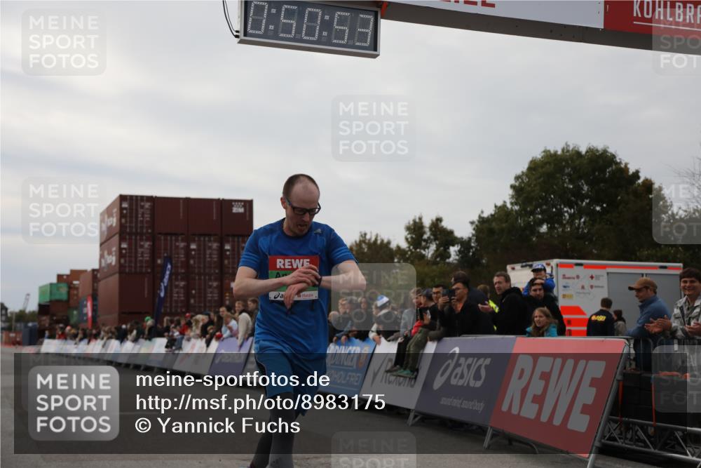03.10.2025 - Köhlbrandbrückenlauf Yannick Fuchs http://msf.ph/oto/8983175 03.10.2025 15:50:51 Ziel 7065 meine-sportfotos.de