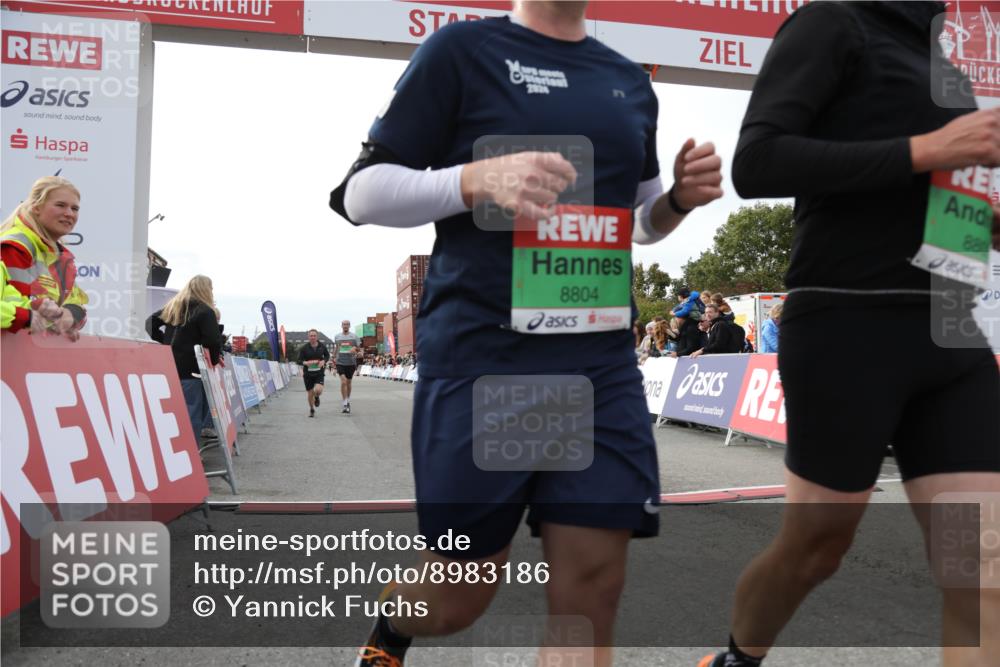 03.10.2025 - Köhlbrandbrückenlauf Yannick Fuchs http://msf.ph/oto/8983186 03.10.2025 16:06:23 Ziel 7576, 7601, 8802, 8803, 8804, 8805, 8991, 9572 meine-sportfotos.de