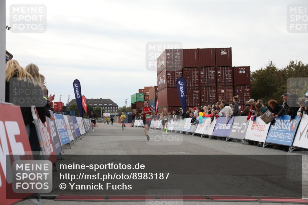 03.10.2025 - Köhlbrandbrückenlauf Yannick Fuchs http://msf.ph/oto/8983187 03.10.2025 15:51:18 Ziel 7050, 7250, 9564 meine-sportfotos.de
