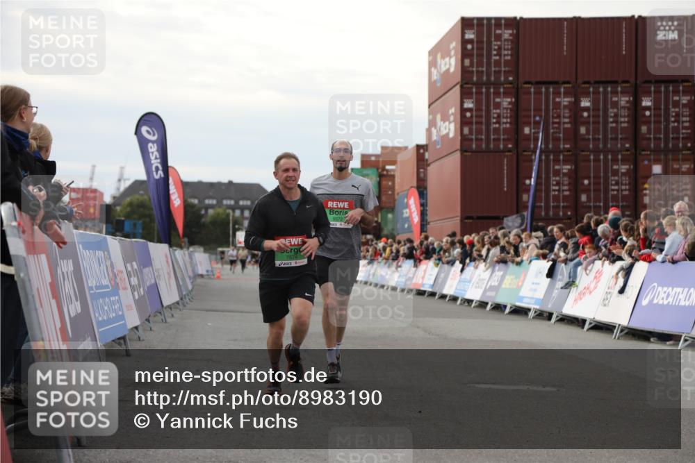 03.10.2025 - Köhlbrandbrückenlauf Yannick Fuchs http://msf.ph/oto/8983190 03.10.2025 16:06:24 Ziel 7576, 8802, 8803, 8804, 8805, 8991, 9572 meine-sportfotos.de