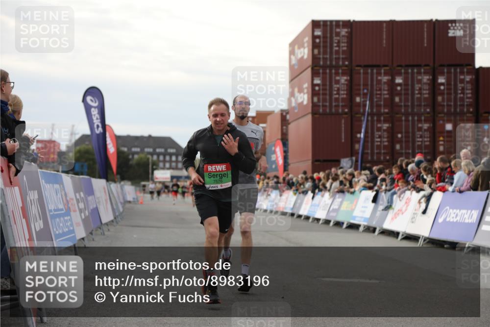 03.10.2025 - Köhlbrandbrückenlauf Yannick Fuchs http://msf.ph/oto/8983196 03.10.2025 16:06:25 Ziel 7576, 8802, 8803, 8804, 8805, 8991, 9572 meine-sportfotos.de