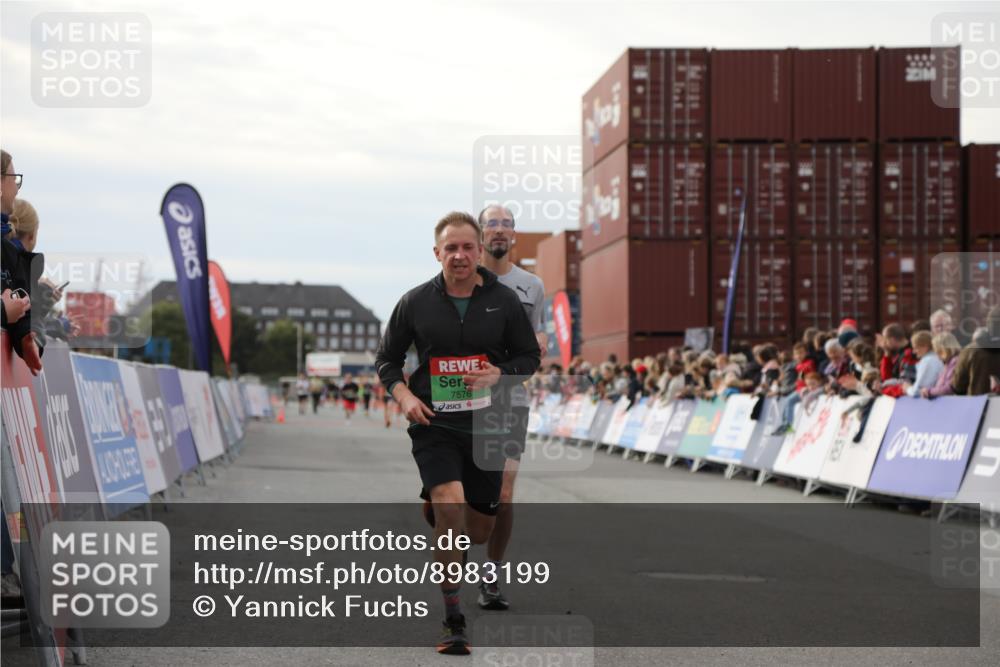 03.10.2025 - Köhlbrandbrückenlauf Yannick Fuchs http://msf.ph/oto/8983199 03.10.2025 16:06:25 Ziel 7576, 8802, 8803, 8804, 8805, 8991, 9572 meine-sportfotos.de