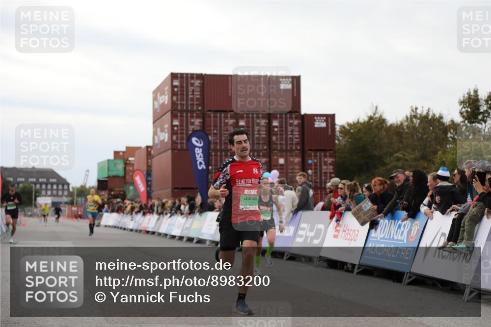 03.10.2025 - Köhlbrandbrückenlauf Yannick Fuchs http://msf.ph/oto/8983200 03.10.2025 15:51:21 Ziel 7050, 7250, 8861, 9564 meine-sportfotos.de