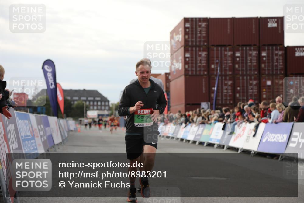 03.10.2025 - Köhlbrandbrückenlauf Yannick Fuchs http://msf.ph/oto/8983201 03.10.2025 16:06:25 Ziel 7576, 8802, 8803, 8804, 8805, 8991, 9572 meine-sportfotos.de