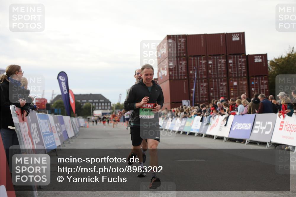 03.10.2025 - Köhlbrandbrückenlauf Yannick Fuchs http://msf.ph/oto/8983202 03.10.2025 16:06:25 Ziel 7576, 8802, 8803, 8804, 8805, 8991, 9572 meine-sportfotos.de