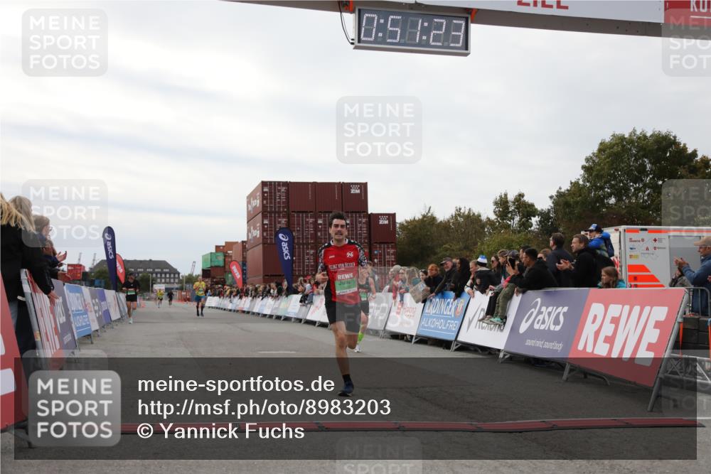03.10.2025 - Köhlbrandbrückenlauf Yannick Fuchs http://msf.ph/oto/8983203 03.10.2025 15:51:21 Ziel 7050, 7250, 8861, 9564 meine-sportfotos.de