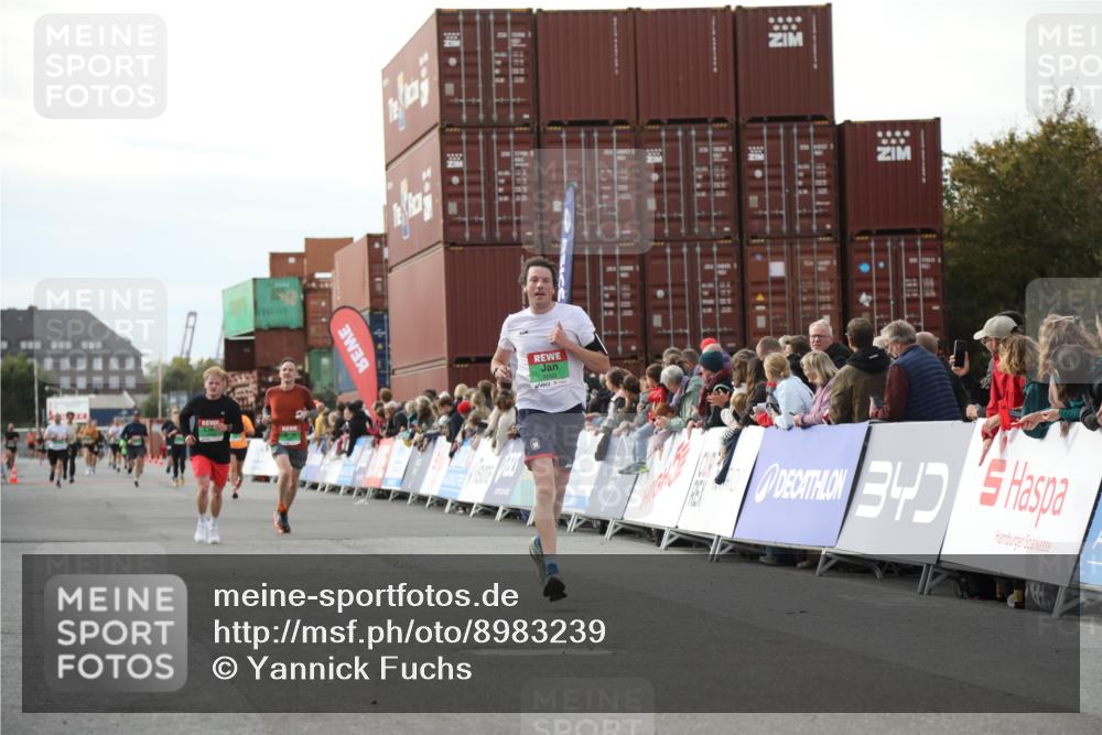 03.10.2025 - Köhlbrandbrückenlauf Yannick Fuchs http://msf.ph/oto/8983239 03.10.2025 16:06:35 Ziel 7623, 8860, 8880 meine-sportfotos.de