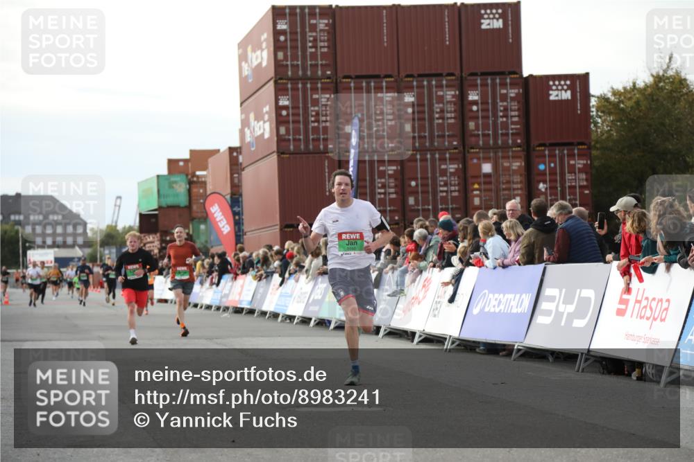 03.10.2025 - Köhlbrandbrückenlauf Yannick Fuchs http://msf.ph/oto/8983241 03.10.2025 16:06:35 Ziel 7623, 8860, 8880 meine-sportfotos.de
