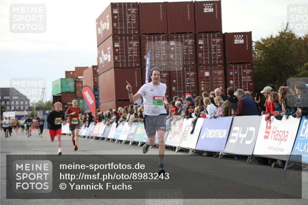 03.10.2025 - Köhlbrandbrückenlauf Yannick Fuchs http://msf.ph/oto/8983243 03.10.2025 16:06:36 Ziel 7623, 8860, 8880 meine-sportfotos.de