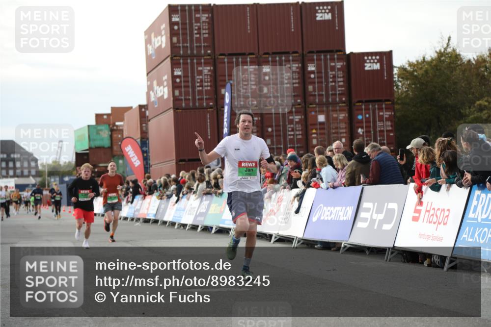 03.10.2025 - Köhlbrandbrückenlauf Yannick Fuchs http://msf.ph/oto/8983245 03.10.2025 16:06:36 Ziel 7623, 8860, 8880 meine-sportfotos.de