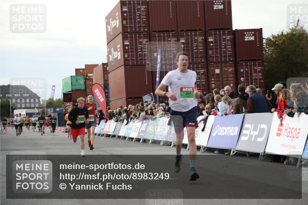 03.10.2025 - Köhlbrandbrückenlauf Yannick Fuchs http://msf.ph/oto/8983249 03.10.2025 16:06:36 Ziel 7623, 8860, 8880 meine-sportfotos.de