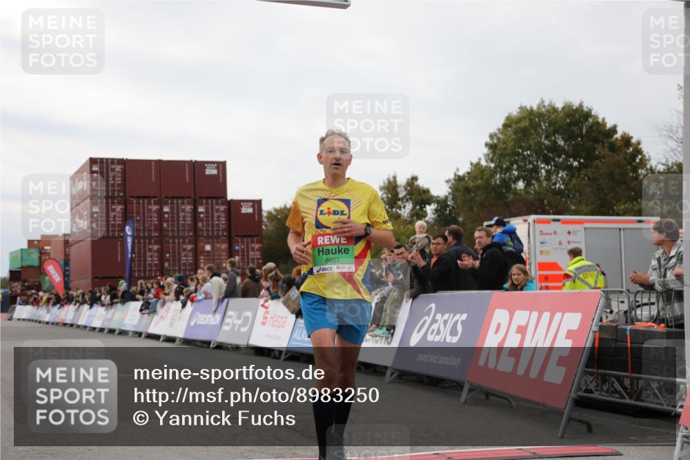 03.10.2025 - Köhlbrandbrückenlauf Yannick Fuchs http://msf.ph/oto/8983250 03.10.2025 15:51:30 Ziel 7050, 7118, 7210, 8861 meine-sportfotos.de