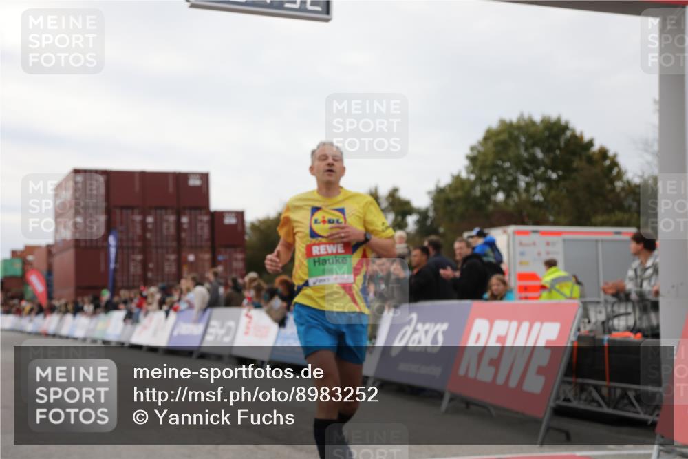 03.10.2025 - Köhlbrandbrückenlauf Yannick Fuchs http://msf.ph/oto/8983252 03.10.2025 15:51:30 Ziel 7050, 7118, 7210, 8861 meine-sportfotos.de