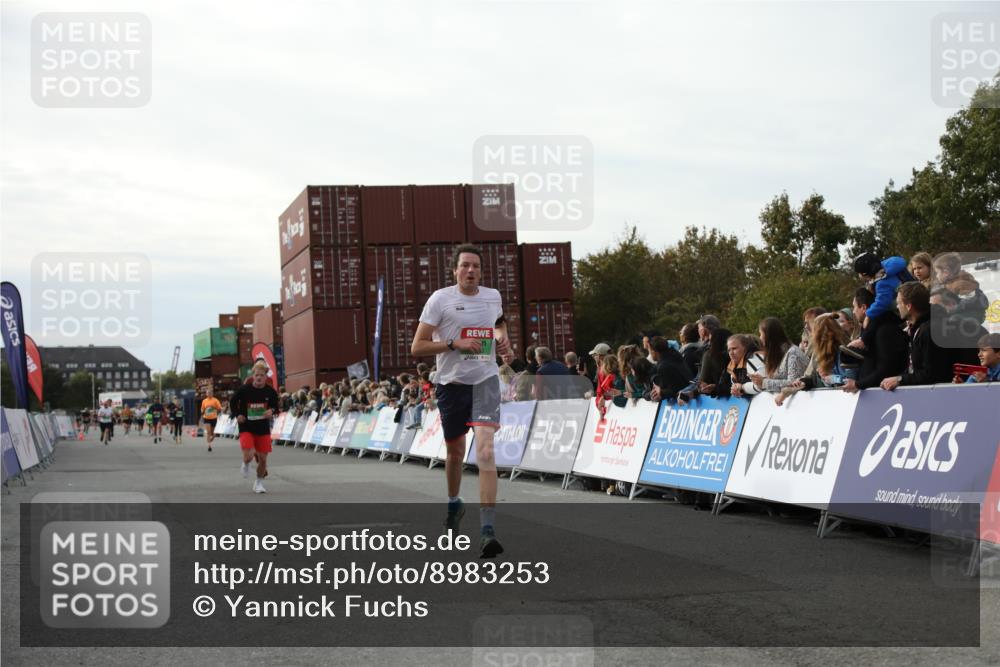 03.10.2025 - Köhlbrandbrückenlauf Yannick Fuchs http://msf.ph/oto/8983253 03.10.2025 16:06:37 Ziel 7623, 8860, 8880, 8965 meine-sportfotos.de