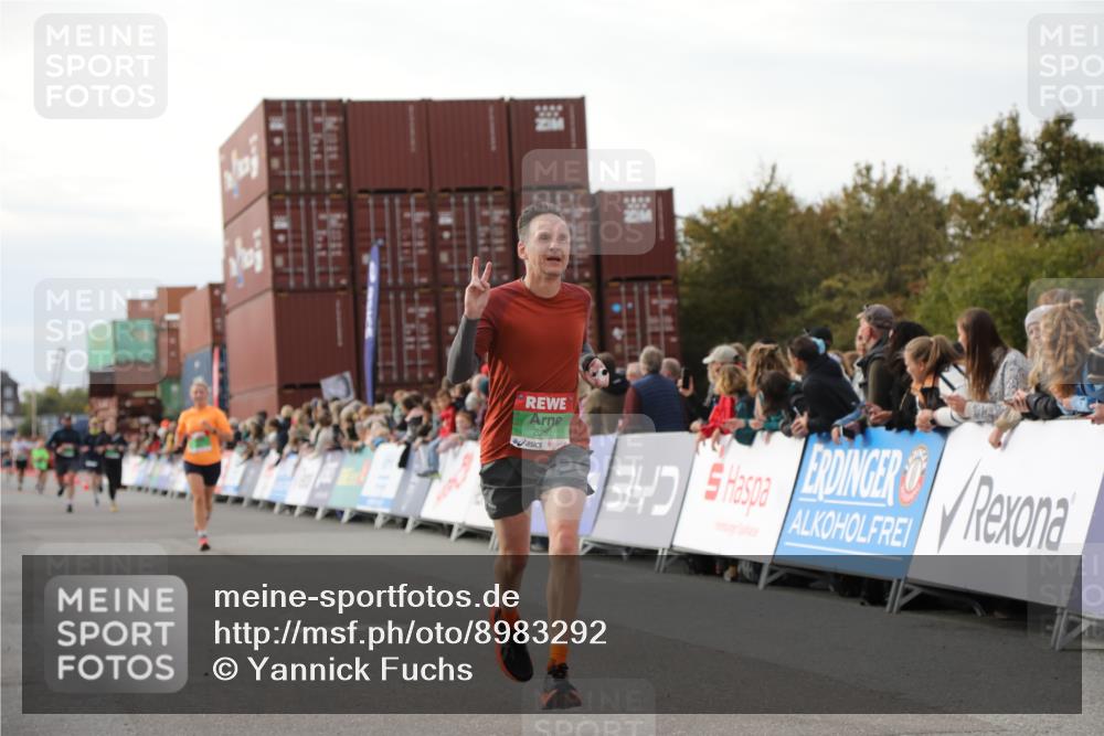 03.10.2025 - Köhlbrandbrückenlauf Yannick Fuchs http://msf.ph/oto/8983292 03.10.2025 16:06:41 Ziel 7623, 8860, 8880, 8965 meine-sportfotos.de