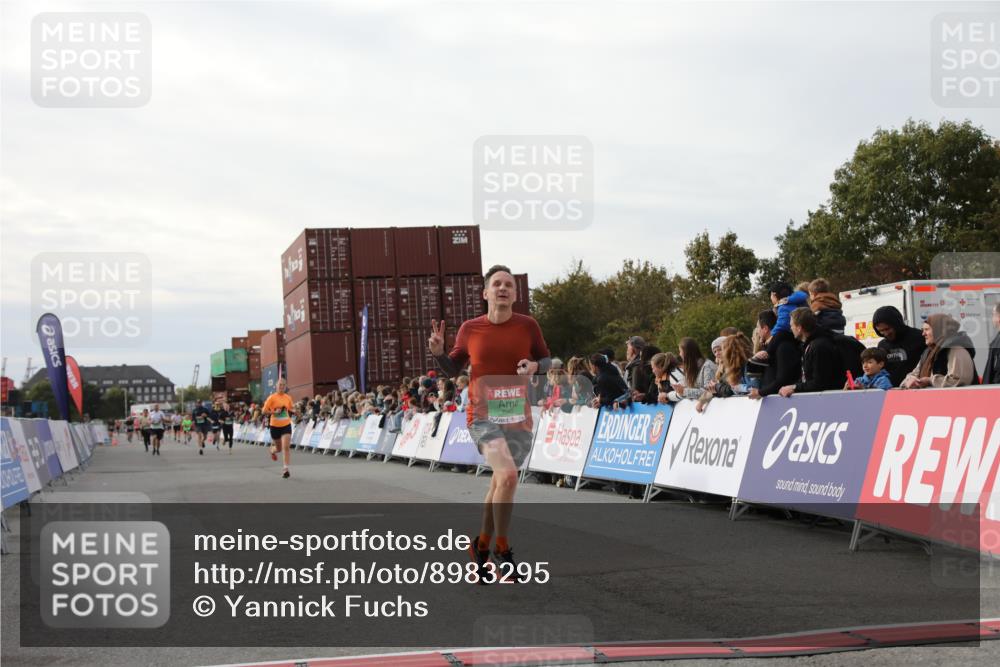 03.10.2025 - Köhlbrandbrückenlauf Yannick Fuchs http://msf.ph/oto/8983295 03.10.2025 16:06:42 Ziel 7623, 8848, 8860, 8880, 8965 meine-sportfotos.de