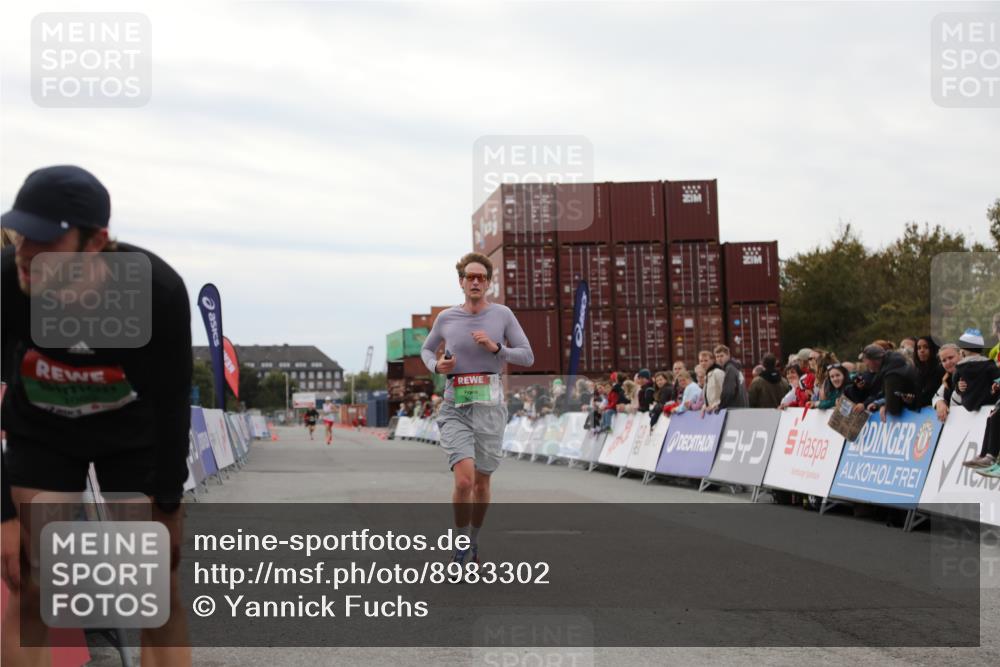 03.10.2025 - Köhlbrandbrückenlauf Yannick Fuchs http://msf.ph/oto/8983302 03.10.2025 15:51:43 Ziel 9663 meine-sportfotos.de