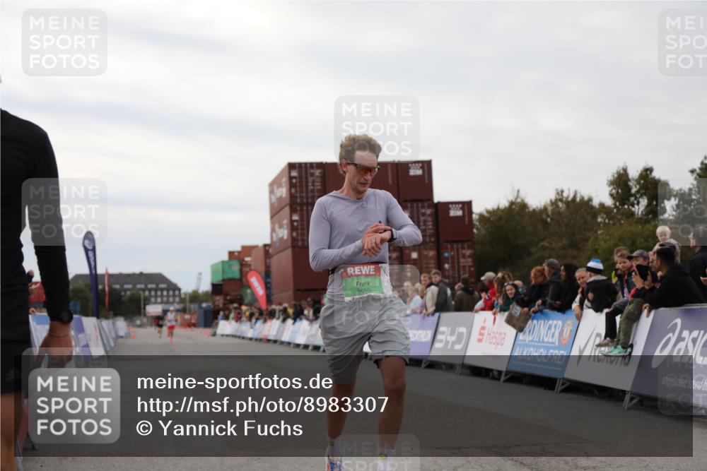 03.10.2025 - Köhlbrandbrückenlauf Yannick Fuchs http://msf.ph/oto/8983307 03.10.2025 15:51:44 Ziel 9663 meine-sportfotos.de
