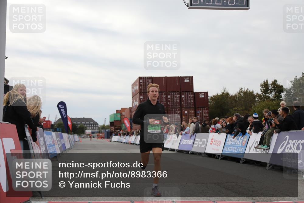 03.10.2025 - Köhlbrandbrückenlauf Yannick Fuchs http://msf.ph/oto/8983366 03.10.2025 15:51:59 Ziel 7054, 7520 meine-sportfotos.de