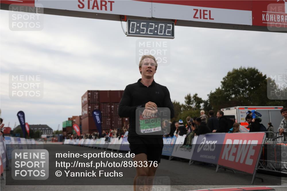 03.10.2025 - Köhlbrandbrückenlauf Yannick Fuchs http://msf.ph/oto/8983376 03.10.2025 15:52:00 Ziel 7520 meine-sportfotos.de