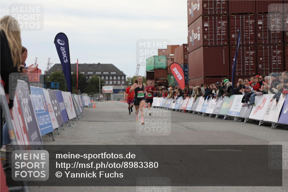 03.10.2025 - Köhlbrandbrückenlauf Yannick Fuchs http://msf.ph/oto/8983380 03.10.2025 15:52:14 Ziel 8968, 9269 meine-sportfotos.de