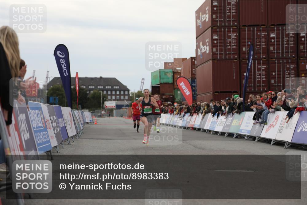 03.10.2025 - Köhlbrandbrückenlauf Yannick Fuchs http://msf.ph/oto/8983383 03.10.2025 15:52:15 Ziel 8968, 9269, 9602 meine-sportfotos.de