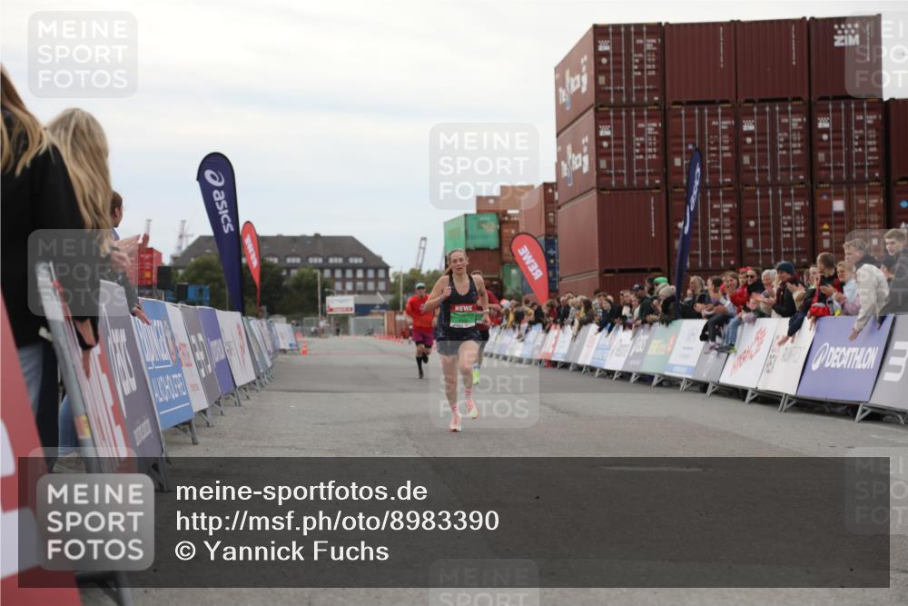 03.10.2025 - Köhlbrandbrückenlauf Yannick Fuchs http://msf.ph/oto/8983390 03.10.2025 15:52:16 Ziel 8968, 9269, 9602 meine-sportfotos.de