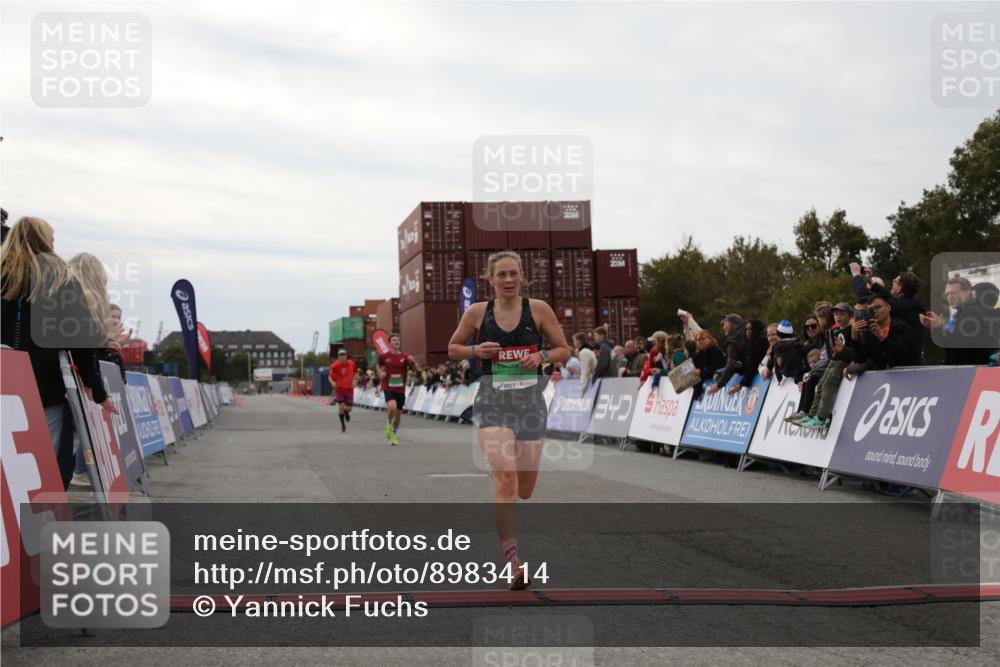 03.10.2025 - Köhlbrandbrückenlauf Yannick Fuchs http://msf.ph/oto/8983414 03.10.2025 15:52:18 Ziel 8968, 9269, 9602 meine-sportfotos.de