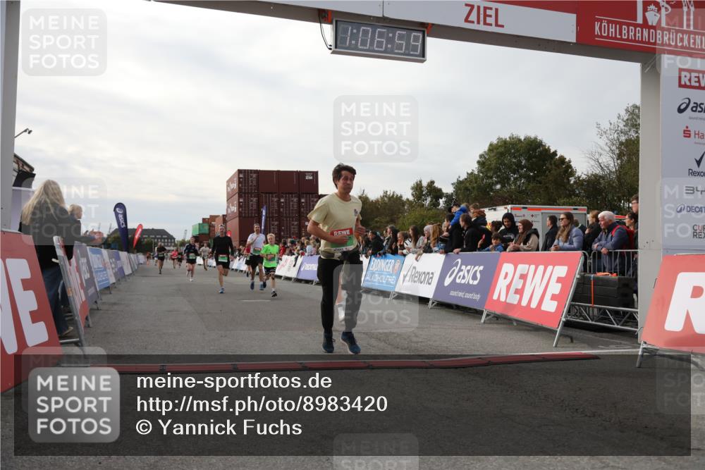 03.10.2025 - Köhlbrandbrückenlauf Yannick Fuchs http://msf.ph/oto/8983420 03.10.2025 16:06:57 Ziel 7228, 7263, 7322, 7995, 8866, 8967, 9416, 9417 meine-sportfotos.de