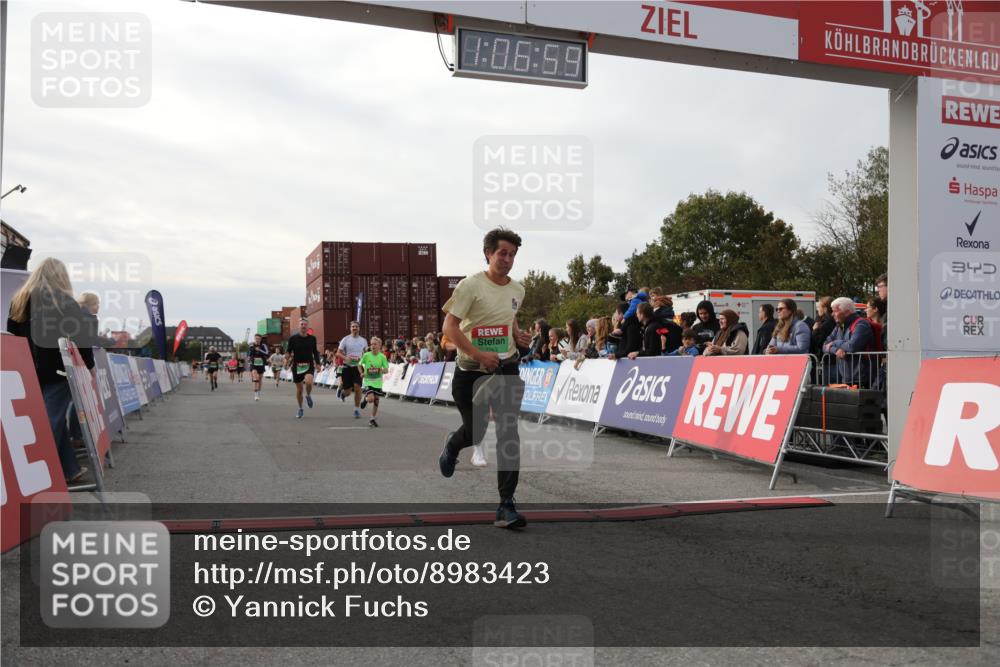 03.10.2025 - Köhlbrandbrückenlauf Yannick Fuchs http://msf.ph/oto/8983423 03.10.2025 16:06:57 Ziel 7228, 7263, 7322, 7995, 8866, 8967, 9416, 9417 meine-sportfotos.de