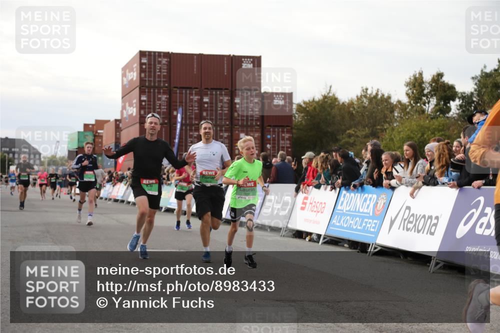 03.10.2025 - Köhlbrandbrückenlauf Yannick Fuchs http://msf.ph/oto/8983433 03.10.2025 16:06:58 Ziel 7228, 7263, 7322, 7995, 8866, 8967, 9416, 9417 meine-sportfotos.de