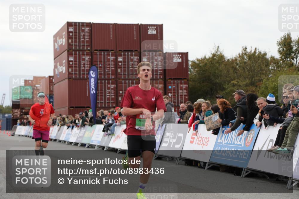 03.10.2025 - Köhlbrandbrückenlauf Yannick Fuchs http://msf.ph/oto/8983436 03.10.2025 15:52:21 Ziel 8968, 9269, 9602 meine-sportfotos.de