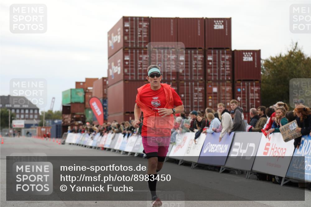 03.10.2025 - Köhlbrandbrückenlauf Yannick Fuchs http://msf.ph/oto/8983450 03.10.2025 15:52:22 Ziel 8968, 9269, 9602 meine-sportfotos.de