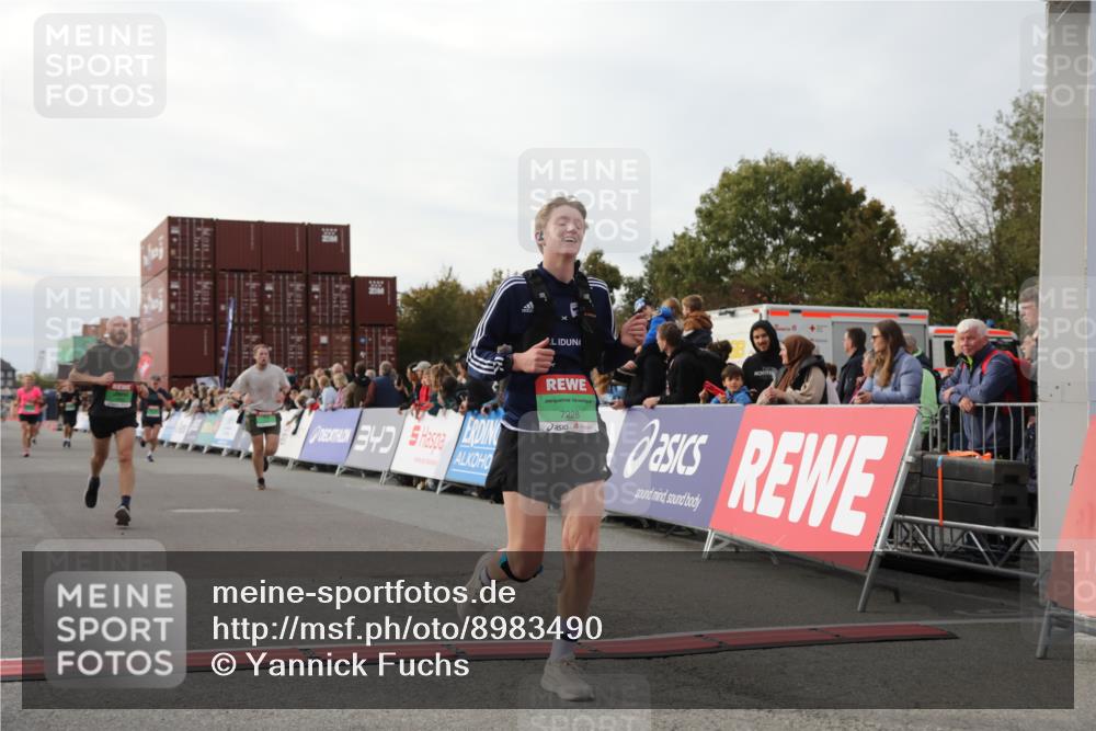 03.10.2025 - Köhlbrandbrückenlauf Yannick Fuchs http://msf.ph/oto/8983490 03.10.2025 16:07:04 Ziel 7174, 7228, 7322, 7995, 8026, 8847, 9416 meine-sportfotos.de