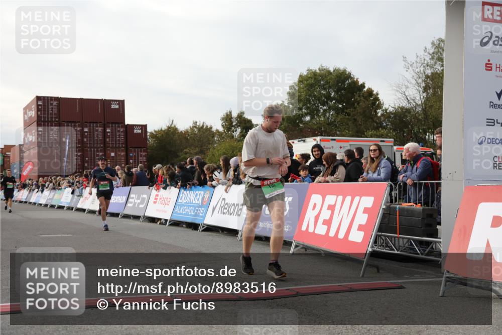 03.10.2025 - Köhlbrandbrückenlauf Yannick Fuchs http://msf.ph/oto/8983516 03.10.2025 16:07:07 Ziel 7174, 7228, 7560, 7995, 8026, 8847, 8925 meine-sportfotos.de