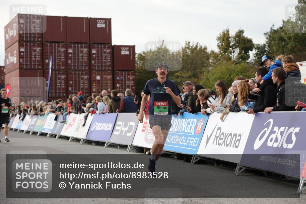 03.10.2025 - Köhlbrandbrückenlauf Yannick Fuchs http://msf.ph/oto/8983528 03.10.2025 16:07:08 Ziel 7174, 7340, 7560, 7995, 8026, 8847, 8925 meine-sportfotos.de