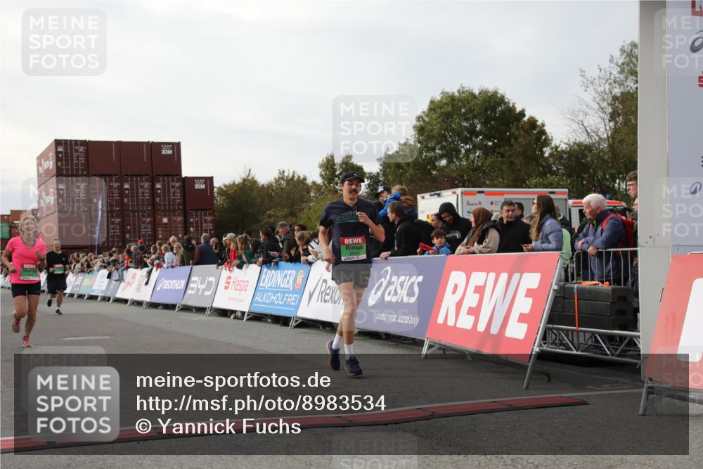03.10.2025 - Köhlbrandbrückenlauf Yannick Fuchs http://msf.ph/oto/8983534 03.10.2025 16:07:09 Ziel 7174, 7340, 7560, 7995, 8026, 8847, 8925 meine-sportfotos.de