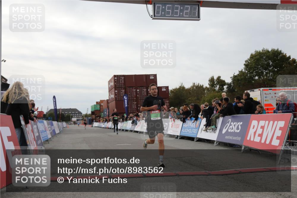03.10.2025 - Köhlbrandbrückenlauf Yannick Fuchs http://msf.ph/oto/8983562 03.10.2025 15:53:20 Ziel 7143, 9707 meine-sportfotos.de