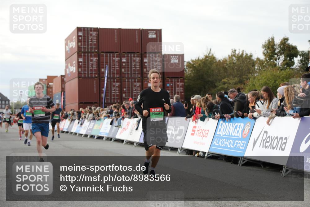 03.10.2025 - Köhlbrandbrückenlauf Yannick Fuchs http://msf.ph/oto/8983566 03.10.2025 16:07:12 Ziel 7093, 7302, 7340, 7560, 8026, 8847, 8925 meine-sportfotos.de