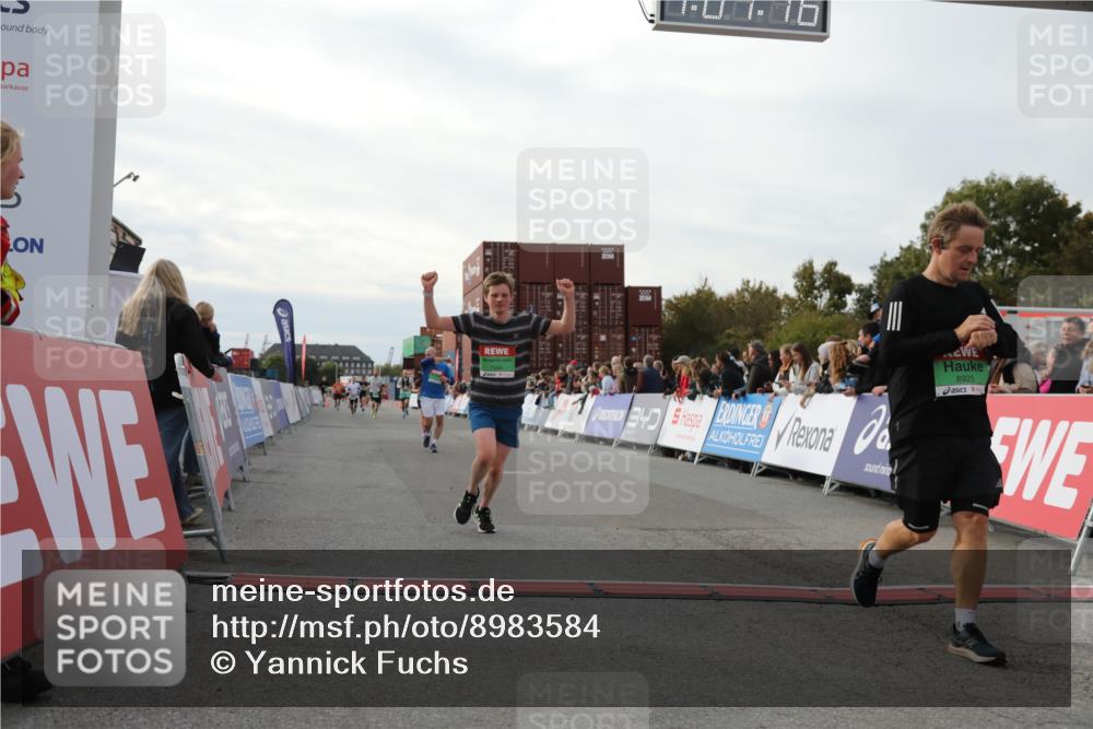 03.10.2025 - Köhlbrandbrückenlauf Yannick Fuchs http://msf.ph/oto/8983584 03.10.2025 16:07:14 Ziel 7093, 7302, 7340, 7560, 8847, 8925 meine-sportfotos.de