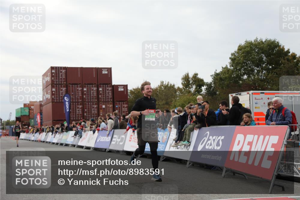 03.10.2025 - Köhlbrandbrückenlauf Yannick Fuchs http://msf.ph/oto/8983591 03.10.2025 15:53:23 Ziel 7143, 9058, 9707 meine-sportfotos.de