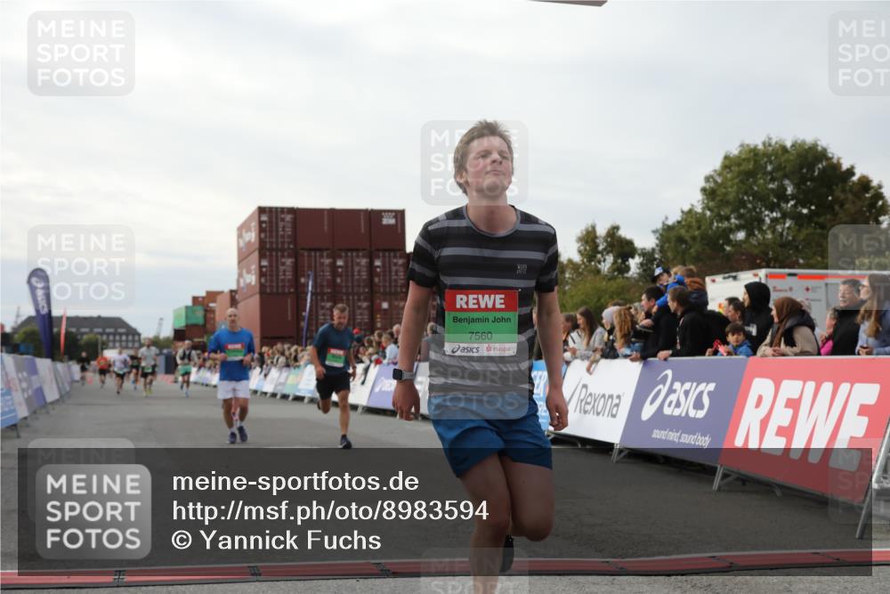 03.10.2025 - Köhlbrandbrückenlauf Yannick Fuchs http://msf.ph/oto/8983594 03.10.2025 16:07:15 Ziel 7093, 7302, 7340, 7560, 8925, 9261 meine-sportfotos.de