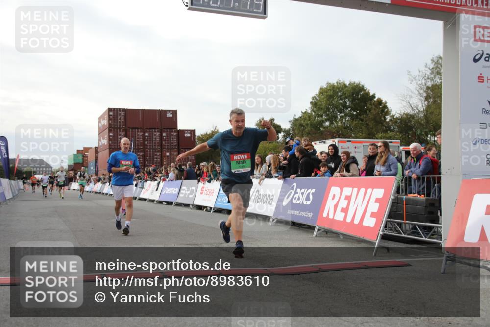 03.10.2025 - Köhlbrandbrückenlauf Yannick Fuchs http://msf.ph/oto/8983610 03.10.2025 16:07:17 Ziel 7093, 7302, 7340, 7402, 7434, 7560, 8925, 9018, 9261 meine-sportfotos.de