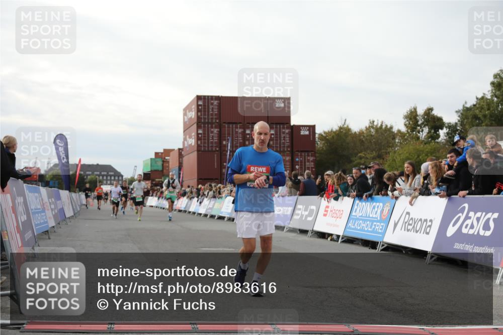 03.10.2025 - Köhlbrandbrückenlauf Yannick Fuchs http://msf.ph/oto/8983616 03.10.2025 16:07:18 Ziel 7093, 7302, 7340, 7402, 7434, 7560, 9018, 9261 meine-sportfotos.de