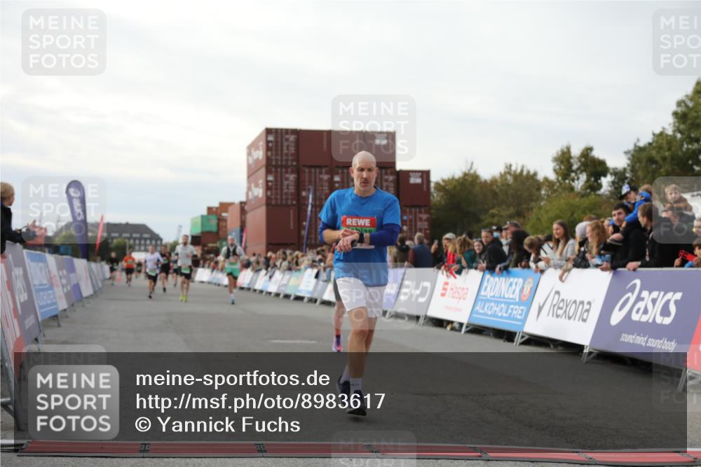 03.10.2025 - Köhlbrandbrückenlauf Yannick Fuchs http://msf.ph/oto/8983617 03.10.2025 16:07:18 Ziel 7093, 7302, 7340, 7402, 7434, 7560, 9018, 9261 meine-sportfotos.de