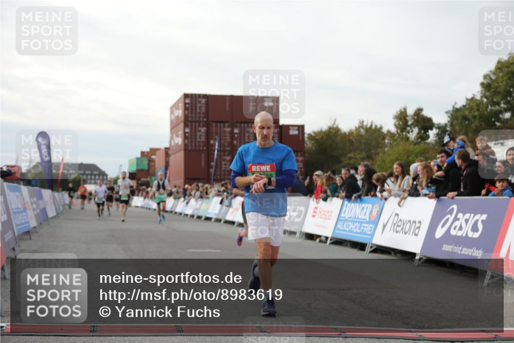 03.10.2025 - Köhlbrandbrückenlauf Yannick Fuchs http://msf.ph/oto/8983619 03.10.2025 16:07:18 Ziel 7093, 7302, 7340, 7402, 7434, 7560, 9018, 9261 meine-sportfotos.de