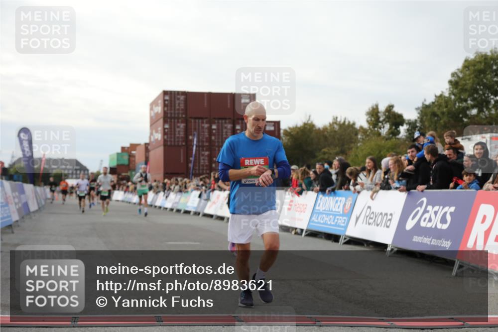 03.10.2025 - Köhlbrandbrückenlauf Yannick Fuchs http://msf.ph/oto/8983621 03.10.2025 16:07:18 Ziel 7093, 7302, 7340, 7402, 7434, 7560, 9018, 9261 meine-sportfotos.de