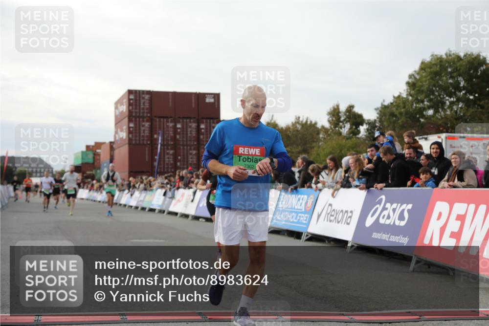 03.10.2025 - Köhlbrandbrückenlauf Yannick Fuchs http://msf.ph/oto/8983624 03.10.2025 16:07:18 Ziel 7093, 7302, 7340, 7402, 7434, 7560, 9018, 9261 meine-sportfotos.de